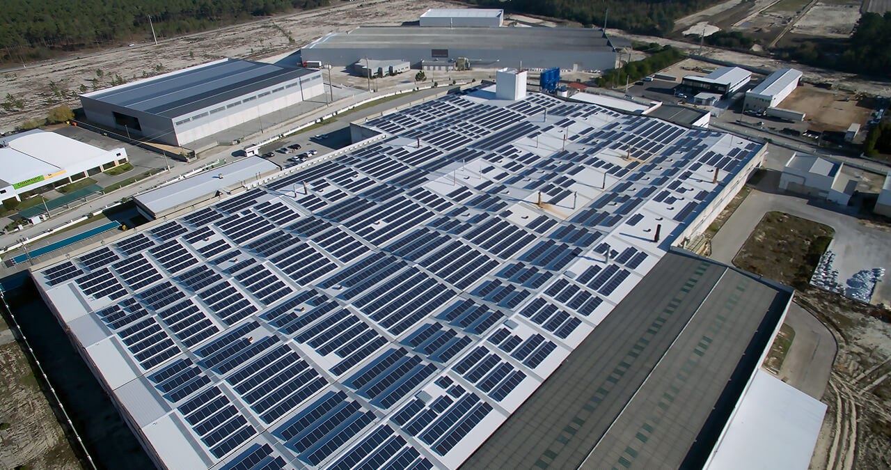 vista aérea dos 3600 paneis fotovoltaicos instalados na Costa Verde pela Helexia
