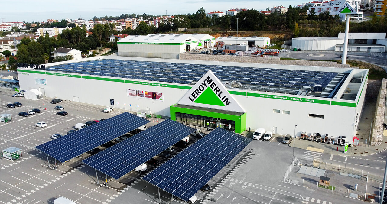 vista do leroy merlin de leiria com a cobertura de paineis solares