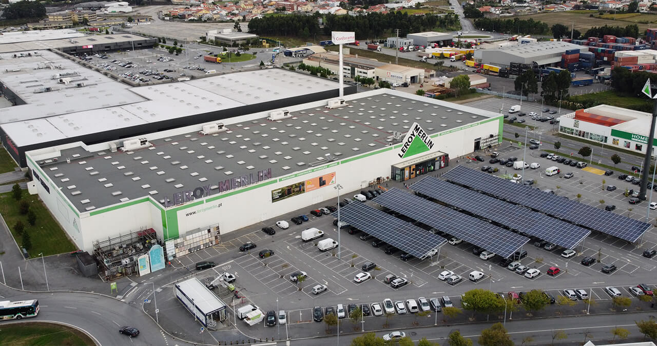 vista aerea da leroy merlin de matosinhos com os paineis solares helexia