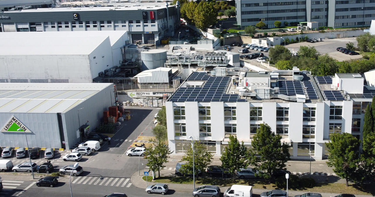 vista das instalações da leroy merlin, com os paineis solares helexia