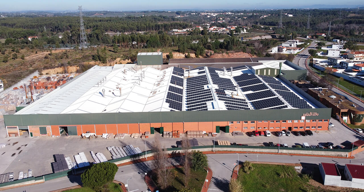 vista aerea da soladrilho com paineis solares helexia