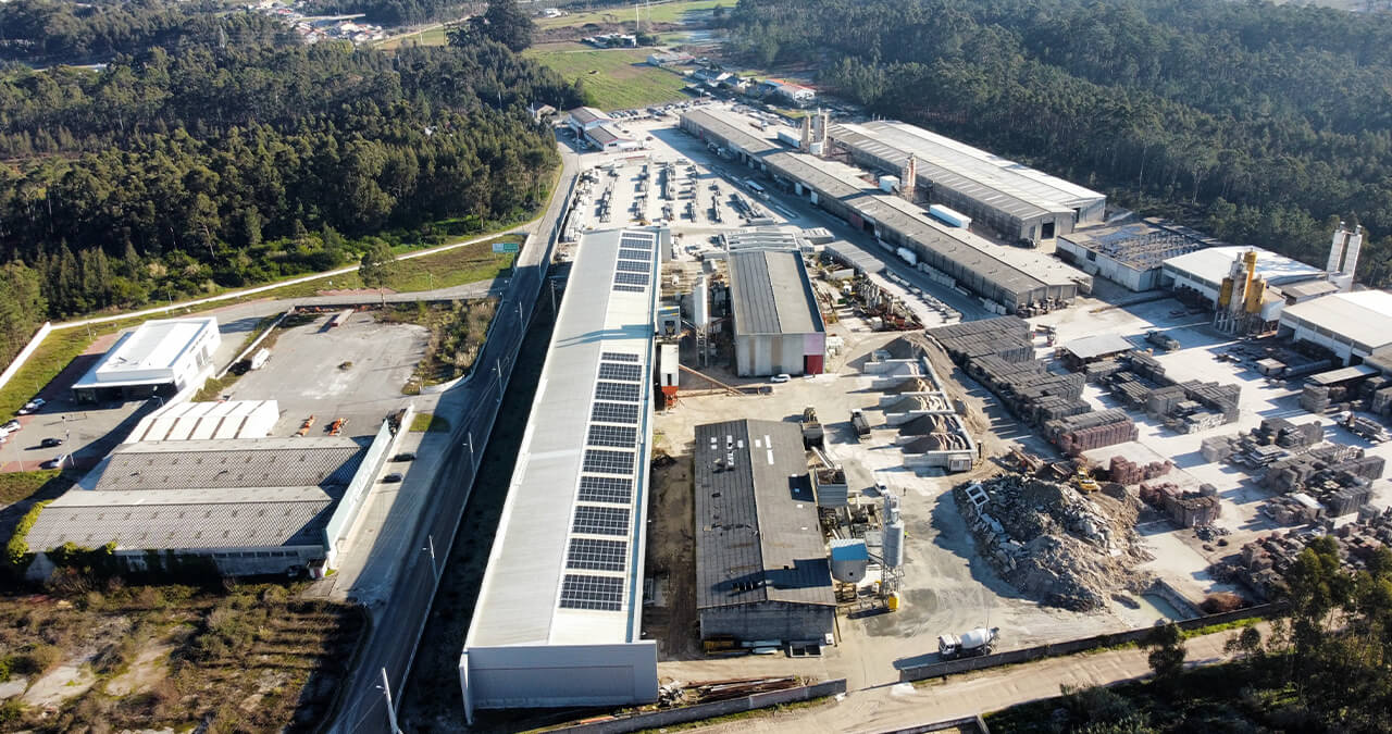 vista aérea da fábrica da spral, com os novos paineis fotovoltaicos da central solar instalados na cobertura pela helexia